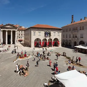 Augustus Forum View Apartment